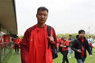 体育直播- 离谱！尼斯队长鼓劲今晚上海久事备战中超，里尔今晚临场应变